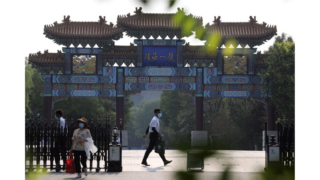 在美國副國務卿謝爾曼將會晤中國官員的天津某酒店入口可見中國安全人員。(2021年7月25日)
