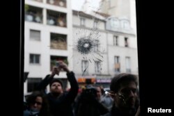 Wartawan di luar restoran di mana bekas peluru terlihat sehari setelah serangkaian serangan mematikan di Paris, Perancis, 14 November 2015.