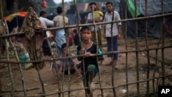 Para pengungsi Rohingya yang baru tiba di kamp pengungsi Kutupalong di Ukhia, Bangladesh, Selasa (5/9).