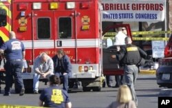 Petugas darurat di lokasi penembakan di mana mantan anggota Kongres Gabrielle Giffords, dan lainnya ditembak di luar supermarket Safeway di Tucson, Arizona, 8 Januari 2011.