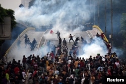 Para pelajar bentrok dengan polisi dalam unjuk rasa di Jakarta, 25 September 2019. (Foto: Antara/Indrianto Eko Suwarso via Reuters)