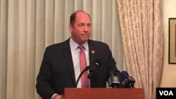 美国众议院外委会亚太小组委员会资深共和党众议员约霍参加双橡园《台湾关系法》40周年系列活动启动仪式（美国之音钟辰芳拍摄）