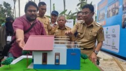 Bupati Sigi Irwan Lapata (berkacamata), mengamati miniatur hunian tetap (huntap) tipe 36 yang akan dibangun sebanyak 500 unit, bantuan dari Habitat Humanity Indonesia. (2/12/2019) Foto : Yoanes Litha
