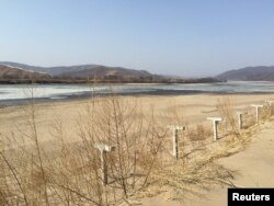 지난 2015년 3월 중국 훈춘의 북-중 접경에 철책이 세워져있다. (자료사진)