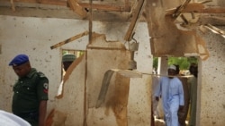 Warga memeriksa masjid yang rusak akibat bom bunuh diri oleh anggota Boko Haram di Maiduguri, Nigeria (foto: dok).