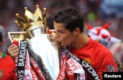 Cristiano Ronaldo dari Manchester United merayakan kemenangan Liga Premier pada 2009. (Foto: Action Images via Reuters/Michael Regan)