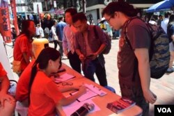 社民連主席吳文遠設街站收集選民簽名提名參選立法會九龍西地區直選。(美國之音湯惠芸)
