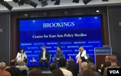 战略与国际问题研究中心（CSIS）科技政策项目副主任威廉·卡特（左二）2018年6月14日在华盛顿布鲁金斯学会出席讨论会（美国之音叶林拍摄）