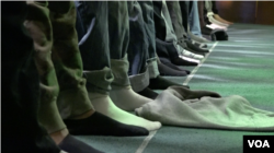 Jemaah sholat di Masjid Ibrahim, 4 Desember 2015. (R. Taylor/VOA)