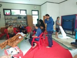 Petugas Damkar Kemayoran Jakarta Pusat saat berkunjung ke rumah Arfiqo Aif Ardana (16 tahun) di Kelurahan Serdang, Kemayoran, Rabu, 1 Januari 2020. (Foto: dokumentasi Damkar Kemayoran)