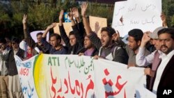 Mahasiswa Pakistan meneriakkan slogan-slogan menentang kelompok radikal ISIS dalam aksi unjuk rasa di Islamabad (foto: dok).