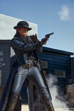 Gambar yang dirilis oleh Netflix ini menunjukkan Regina King dalam sebuah adegan dalam film "The Harder They Fall." (David Lee via AP)