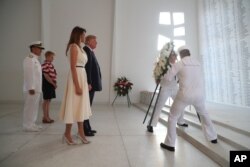 Američki predsednik Donald Tramp i prva dama Melanija Tramp polažu venac u Ju-es-es Arizona memorijalu u Perl Harboru, Honalulu, Havaji, 3. novembra 2017.
