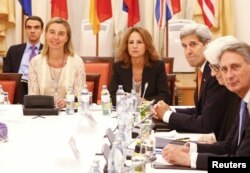Kepala kebijakan luar negeri Uni Eropa Federica Mogherini (kiri) Menteri Luar Negeri John Kerry (ketiga dari kiri) Wakil Menlu Urusan Politik Wendy Sherman dan Menteri Luar Negeri Inggris Philip Hammond (kanan) menanti pertemuan dimulai.
