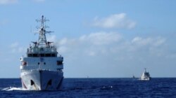 Kapal penjaga pantai China mengejar kapal penjaga pantai Vietnam (tidak digambarkan) setelah mereka datang dalam jarak 10 mil laut dari Haiyang Shiyou 981, yang dikenal di Vietnam sebagai HD-981, anjungan minyak di Laut China Selatan, 15 Juli 2014. (Foto: Reuters)