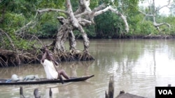 In the fishing villages along the creeks, locals say it can take six hours to paddle to the nearest hospital and that sick children often don't survive the ride. (Heather Murdock for VOA)