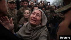 بستگان سوگوار یکی از کشته شدگان رویداد مکتب پشاور
