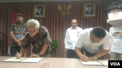 Penandatanganan kerjasama antara Deputi Bidang Sumber Daya Alam dan Jasa Kementerian Koordinator Bidang Kemaritiman Agung Kuswandono dengan Direktur Utama PT Elex Media Komputindo Wandi S Brata. (Foto: VOA/Ahmad Bhagaskoro)