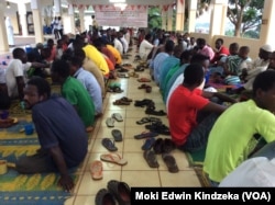 Umat Kristen buka puasa dengan umat Muslim di sebuah masjid di Yaounde.