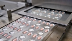 Pil COVID-19 buatan perusahaan farmasi Pfizer. (Foto: Pfizer via AP)