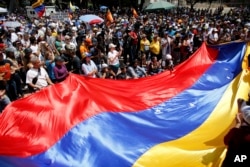 Demo anti pemerintah menentang Presiden Nicolas Maduro di Caracas 12 Agustus 2017