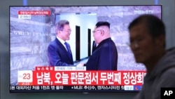 Susret Mun Džae-ina i Kim Džong Una na jednomod ekrana na železničkoj stanici u Seulu