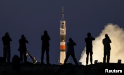 Para fotografer memotet wahana angkasa Soyuz MS-05 yang meluncur menuju Stasiun Antariksa Internasional (ISS) dari tempat peluncurannya di Kosmodrom Baikonur