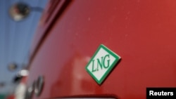 Sebuah truk di China dengan logo LNG