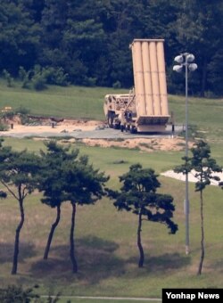 28일 오후 한국 경북 성주 주한미군 사드 기지에 요격미사일 발사대가 하늘을 향하고 있다.