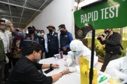 Pemprov Jabar melakukan tes cepat di Stasiun Bojonggede, Kecamatan Bojonggede, Kota Bogor, Jumat (26/6). Ombudsman menduga, tanpa standarisasi yang jelas, tes cepat telah dikomersilkan oleh sejumlah pihak. (Foto: Courtesy/Humas Jabar)