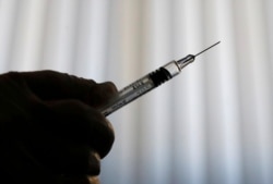Seorang dokter menyiapkan jarum suntik sebagai bagian dari awal kampanye vaksinasi influenza musiman, 24 Oktober 2018, sebagai ilustrasi. (Foto: Reuters / Eric Gaillard)