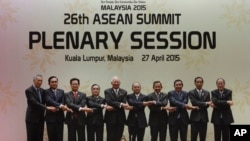 From left to right, Singapore's Prime Minister Lee Hsien Loong, Thailand's Prime Minister Prayuth Chan-ocha, Vietnam's Prime Minister Nguyen Tan Dung, Laos's Prime Minister Thongsing Thammavong, Malaysia's Prime Minister Najib Razak, Myanmar's President T