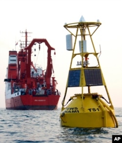 Tsunami buoy, bagian dari sistem peringatan tsunami yang dikembangkan oleh GITEWS (Sumbangan Jerman-Indonesia untuk Pemasangan Sistem Peringatan Tsunami), tampak mengambang di laut lepas Pulau Jawa, 15 November 2005. (Foto:dok/Reuters)