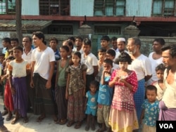 Warga Rohingya di daerah Aung Minglar di Sittwe, Myanmar, June 4, 2015. (Colin Lovett/VOA)
