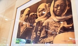 Muslimah Indonesia terekam dalam foto yang dipamerkan dalam pameran "Masa Depan Islam Indonesia" yang digelar di Auditorium Gedung Yayasan Badan Wakaf Universitas Islam Indonesia (UII), Yogyakarta, mulai 15 Juli - 15 Agustus 2019. (Foto: Nurhadi Sucahyo/V
