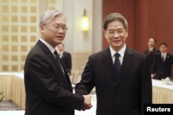 资料照：时任中国国台办主任张志军（右）与时任台湾陆委会主委夏立言在广州举行会晤。（2015年10月14日）