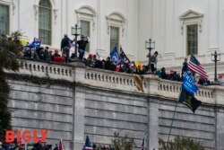 Pendukung Presiden AS Donald Trump melakukan protes di luar Gedung Capitol pada 6 Januari 2021, di Washington, DC. (Foto: AFP)