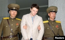 미국인 대학생 오토 웜비어(가운데) 씨가 북한 억류 당시 국가전복음모죄로 15년 노동교화형을 선고 받고 북한 최고재판소를 나오고 있다.