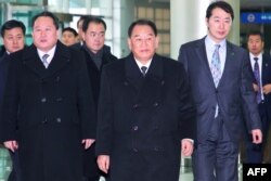 김영철 북한 노동당 중앙위원회 부위원장을 단장으로 한 북한 고위급 대표단이 한국 방문을 마치고 북한으로 돌아가기 위해 27일 파주 남북출입사무소에 도착했다. 김 부위원장은 문재인 한국대통령과의 비공개 회담에서 미국과 대화할 용의가 있다고 밝힌 것으로 전해졌다.
