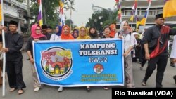 Pawai dari Kampung Toleransi Paledang ikut meramaikan Parade "Bandung Rumah Bersama" di Bandung. (Foto: Rio Tuasikal/VOA)