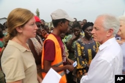 Tennessee Republican Sen. Bob Corker, right, speaks with an official from the World Food Program at the Bidi Bidi refugee settlement in Uganda , April 14, 2017.