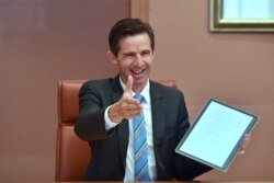 Menteri Perdagangan Australia, Simon Birmingham di Gedung Parlemen Australia di Canberra, 23 Maret 2020. (Foto: MICK TSIKAS / POOL)