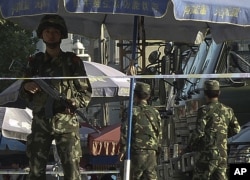 Seorang polisi paramiliter China bersenjata berjaga di sebuah jalan di Kashgar di Daerah Otonomi Uighur Xinjiang, China, 4 Agustus 2011. (Foto: AP)