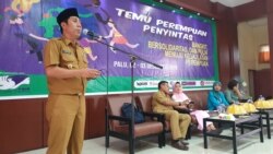 Ihsan Basir Kepala Dinas Pemberdayaan Perempuan dan Perlindungan Anak (DP3A) Sulawesi Tengah saat menjelaskan peningkatan kasus perkawinan usia anak di huntara dalam kegiatan Temu Perempuan Penyintas (3/12/2019) Foto : Yoanes Litha