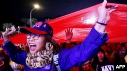 台灣國民黨支持者手舉台灣旗幟參加競選集會。（2023年12月23日）