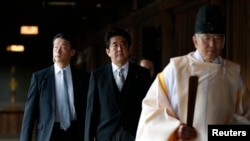 日本首相安倍晋三参拜靖国神社。