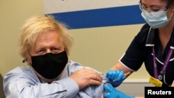 Perdana Menteri Inggris Boris Johnson
menerima vaksin COVID-19 AstraZeneca di London bulan lalu (19/3).