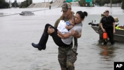 Harvey တိုက်ခတ်အပြီး Houston မြို့မှာ ရေကြီးနေ