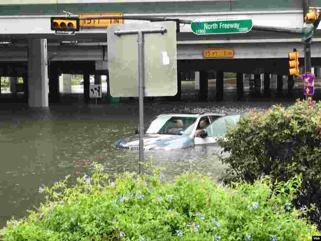哈维飓风和暴雨使得休斯顿45号州际公路遭受水淹，洪水快要将汽车吞没（2017年8月27日）