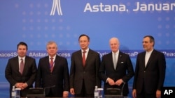Para pejabat Kementerian Luar Negeri Turki, Rusia, Kazakhstan, Utusan PBB untuk Suriah Staffan de Mistura (kedua dari kanan), dan pejabat Iran berpose bersama setelah pembicaraan perdamaian Suriah di Astana, Selasa (24/1).